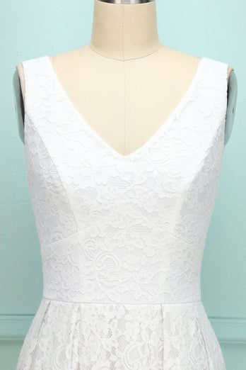 Abito in pizzo bianco con scollo a V