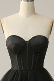 Un vestito da promenade del corsetto nero dell'innamorato di linea con Increspature