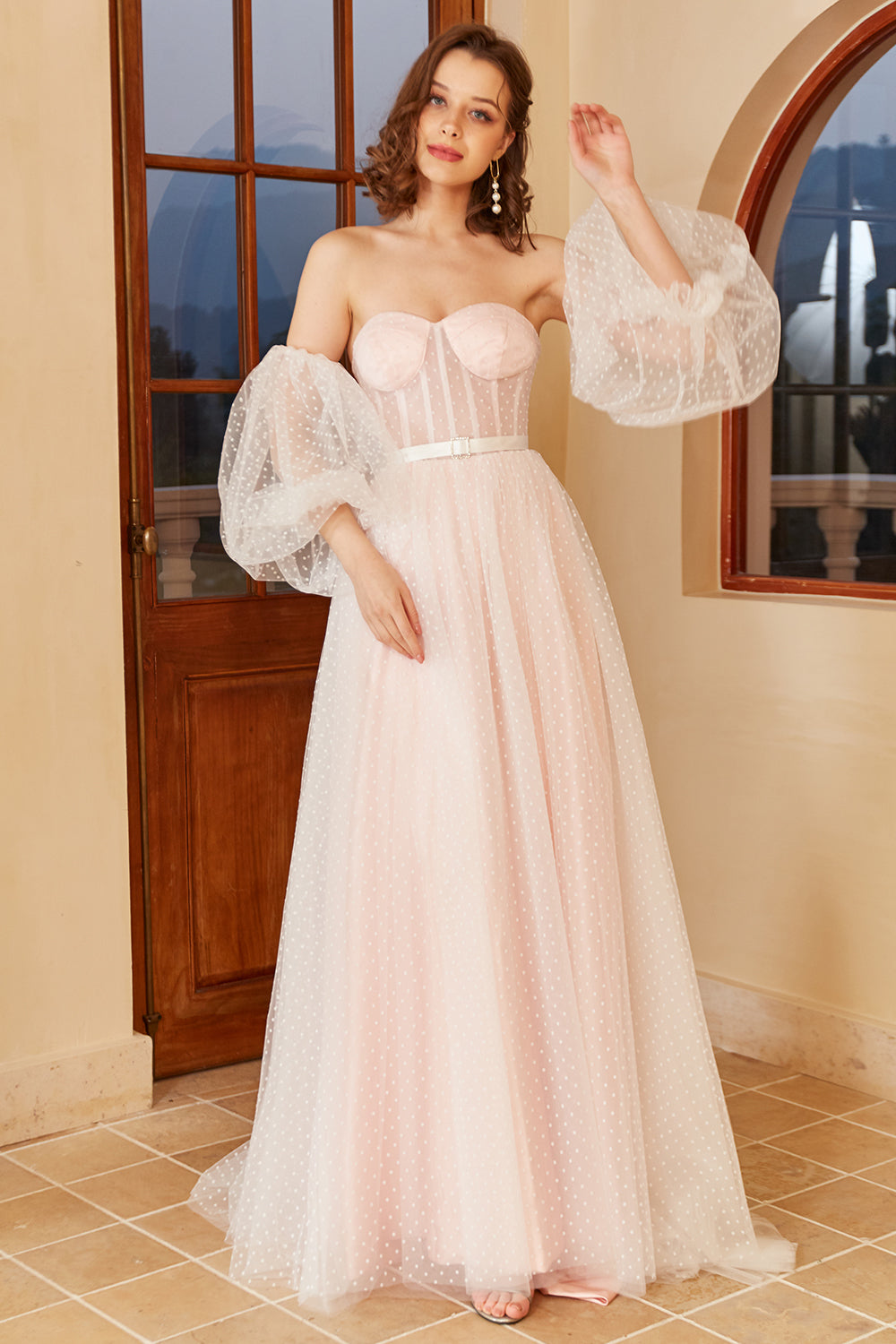 Abito da sposa a pois rosa con maniche a sbuffo