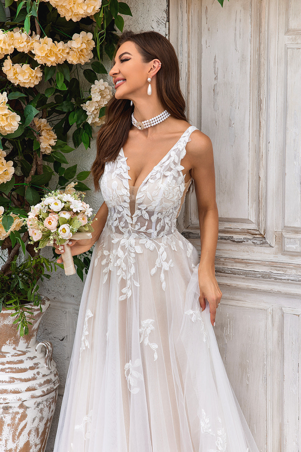 Splendido abito da sposa in tulle champagne con scollo a V profondo e linea A con pizzo