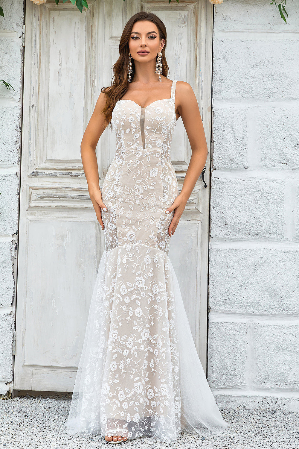 Abito da sposa con strascico a sirena color avorio e pizzo