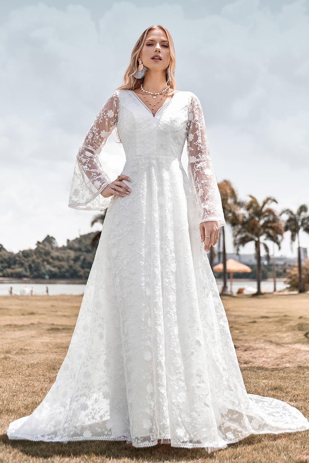 Abito da sposa con maniche svasate in pizzo avorio con scollo a V e linea A