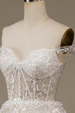 Bianco fuori dalla spalla scintillante abito da sposa in pizzo con spacco