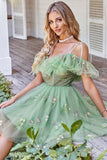Off the Shoulder Ruffles Tulle Homecoming Dress con ricamo
