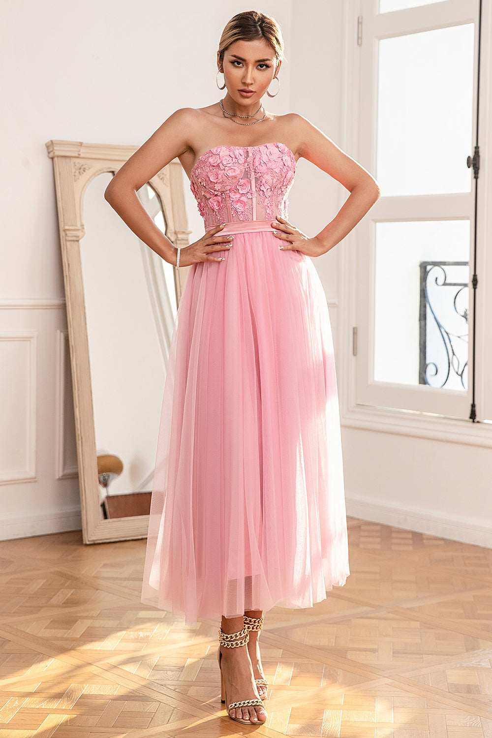 Splendido abito da ballo rosa senza spalline con applicazioni