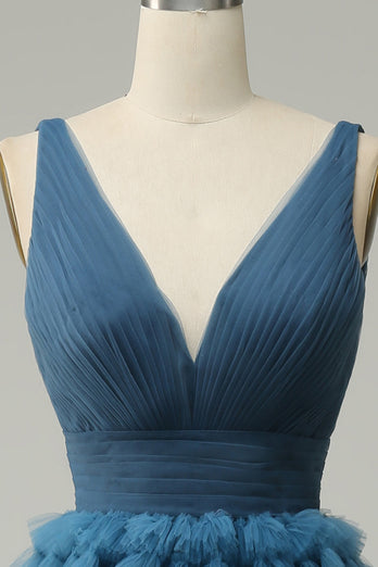 Un abito da cerimonia lungo blu con scollo a V con schiena aperta