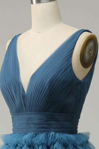 Un abito da cerimonia lungo blu con scollo a V con schiena aperta